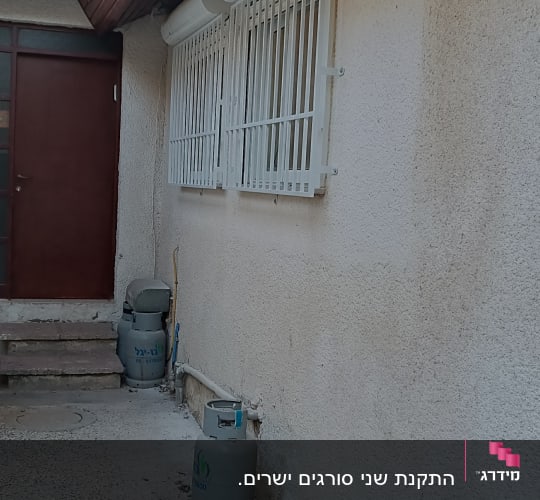 סורגים לבנים על חלונות קיר חיצוני